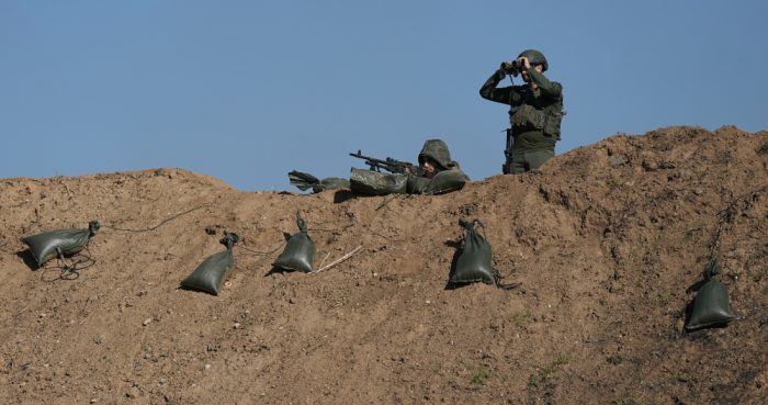 Soldados israelíes, vistos cerca de la Frontera con la Franja de Gaza, en el sur de Israel, el 30 de noviembre de 2023, durante el alto el fuego temporal entre Israel y Hamás.