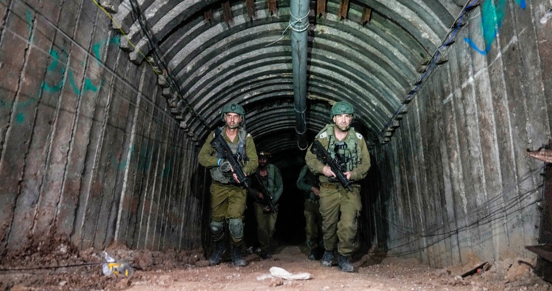 Soldados israelíes en un túnel que, según el ejército, Hamás utilizó para atacar el cruce de Erez en el norte de la Franja de Gaza, el viernes 15 de diciembre de 2023.