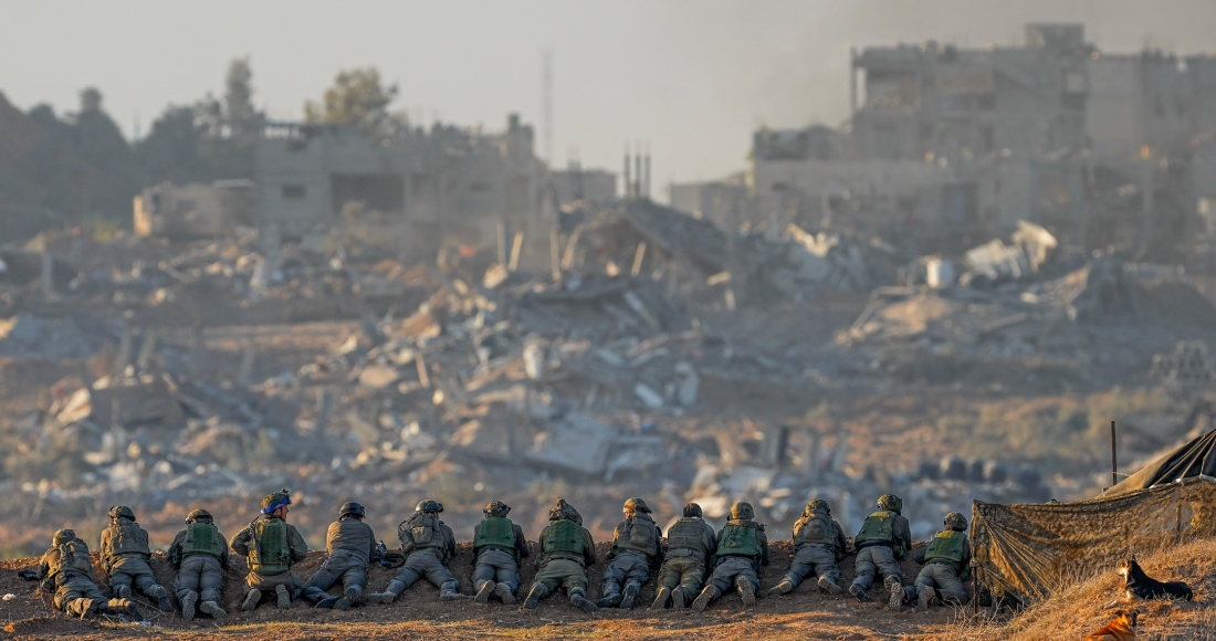 Soldados israelíes toman posiciones cerca de la frontera con la Franja de Gaza, en el sur de Israel, el 11 de diciembre de 2023.