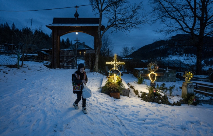 Un niño camina por un cementerio después de una misa por Navidad en Kryvorivnia, Ucrania, el 24 de diciembre de 2023. Foto: Evgeniy Maloletka, AP