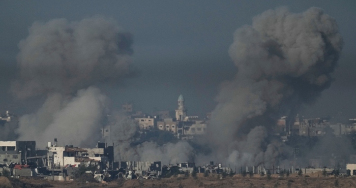 El humo se eleva tras un bombardeo israelí en la Franja de Gaza, vista desde el sur de Israel, el domingo 3 de diciembre de 2023.