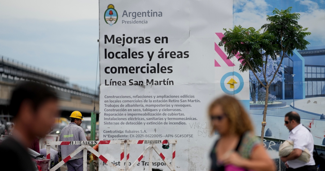 Un cartel anuncia proyectos del Gobierno en la estación de tren de Retiro en Buenos Aires, Argentina, el miércoles 13 de diciembre de 2023.