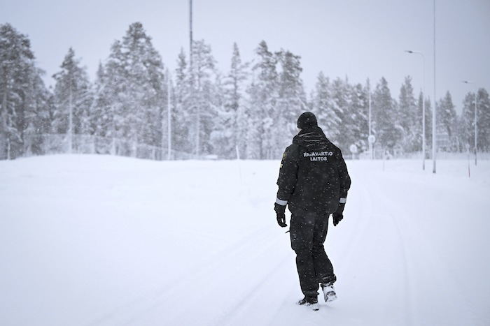 Un guardia fronterizo finlandés en el cruce fronterizo Raja-Jooseppi en Inari, norte de Finlandia, el 25 de noviembre de 2023.