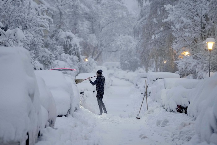 Un hombre quita nieve de su automóvil tras una fuerte nevada en Múnich, Alemania, el sábado 2 de diciembre de 2023.