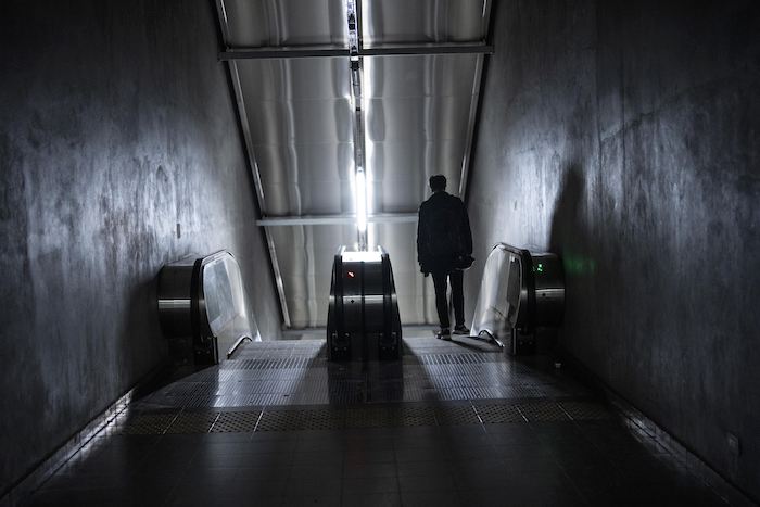 Un hombre se encamina a tomar el metro en una estación de Buenos Aires, Argentina, el miércoles 13 de diciembre de 2023.