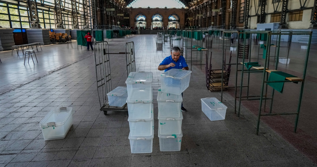 Un trabajador electoral prepara un centro cultural en la antigua estación de tren de Mapocho para que sea un colegio electoral en el plebiscito constitucional en Santiago, Chile, el viernes 15 de diciembre de 2023.