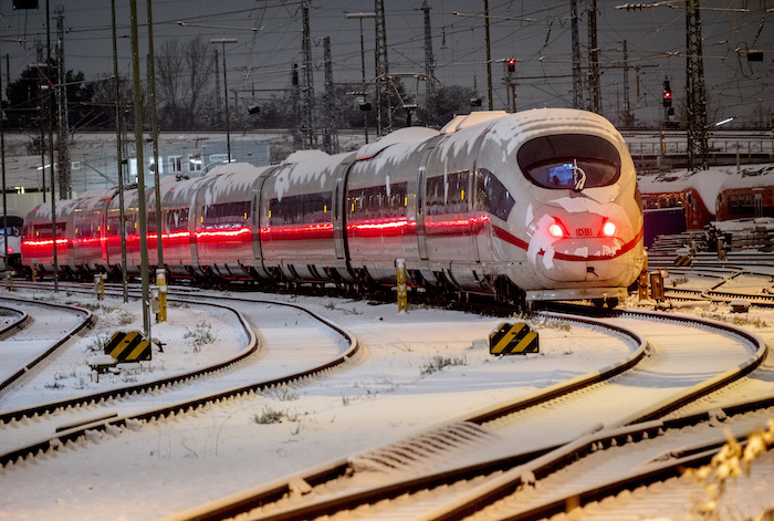 Un tren de alta velocidad, estacionado en el exterior de la estación central de Fráncfort, Alemania, tras las nevadas caídas el 4 de diciembre de 2023.