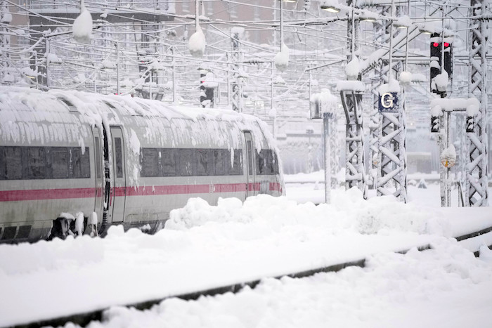 Un tren estacionada en la estación central de Múnich, Alemania, el sábado 2 de diciembre de 2023, tras una fuerte nevada.