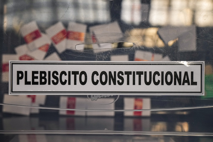 Una caja que contiene boletas simuladas, colocadas allí para una demostración de votación ante la prensa dentro de un centro cultural en la antigua estación de tren de Mapocho, en Santiago, Chile, el viernes 15 de diciembre de 2023.