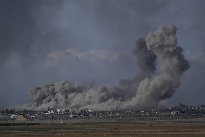 Una nube de humo se alza de la Franja de Gaza luego de un ataque israelí el sábado 9 de diciembre de 2023.