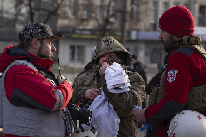 Una residente herida habla con los paramédicos tras un ataque ruso con misiles sobre Kiev, Ucrania, el 29 de diciembre de 2023.