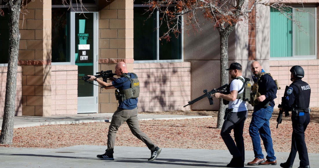 Agentes de las fuerzas de seguridad ingresan a un edificio de la Universidad de Nevada, campus Las Vegas, luego de recibir reportes de un tirador activo, el miércoles 6 de diciembre de 2023.