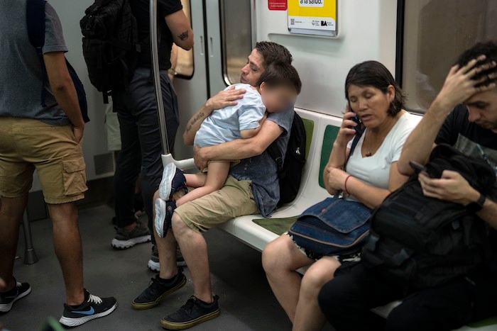 Varias personas en el metro de Buenos Aires, Argentina, el miércoles 13 de diciembre de 2023.