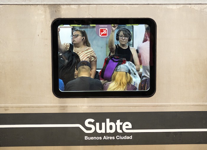 Varias personas en el metro de Buenos Aires, Argentina, el miércoles 13 de diciembre de 2023.