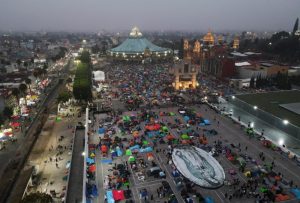 Peregrinos duermen fuera de la Basílica de Guadalupe en su festividad en Ciudad de México, martes 12 de diciembre de 2023 por la madrugada.