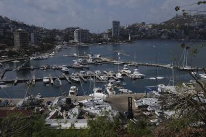 Vista de varios botes dañados por el huracán "Otis" en Acapulco, México, el viernes 10 de noviembre de 2023.