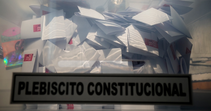 Votos dentro de una urna cerrada en Santiago, Chile, el domingo 17 de diciembre de 2023.