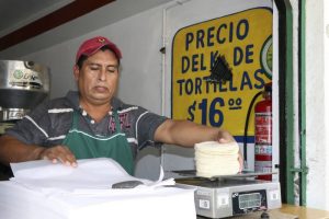 Andrés Manuel explicó que llegó a un acuerdo con el presidente del consejo de administración del grupo industrial Maseca, el principal distribuidor de harina de maíz para tortilla en el país.