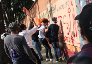 Durante la marcha trataron de abrir la puerta principal y agredieron a personas que se disponían a entrar a la plaza. Foto: Andrea Murcia, Cuartoscuro.