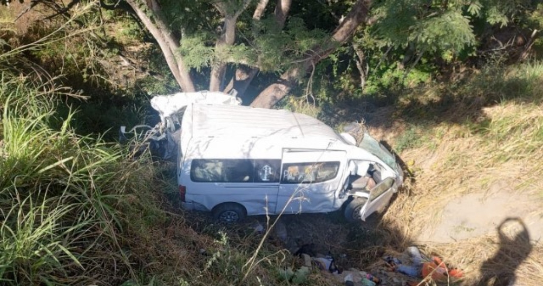 Tres trabajadores de la Secretaría del Bienestar murieron este viernes y tres más resultaron heridos tras el impacto entre un tráiler y la camioneta Urvan en la que viajaban de Chilpancingo a Acapulco, en Tierra Colorada, Guerrero. Foto: El Sur