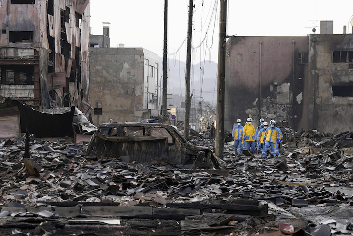 Agentes de policía, durante un operativo de búsqueda en las inmediaciones de un mercado calcinado, en Wajima, en la prefectura de Ishikawa, Japón, el 6 de enero de 2024.