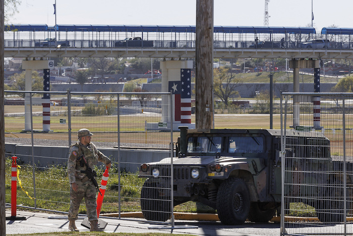 Agentes del Departamento de Seguridad Pública de Texas resguardan el ingreso al Parque Shelby, el jueves 11 de enero de 2024, en Eagle Pass, Texas.