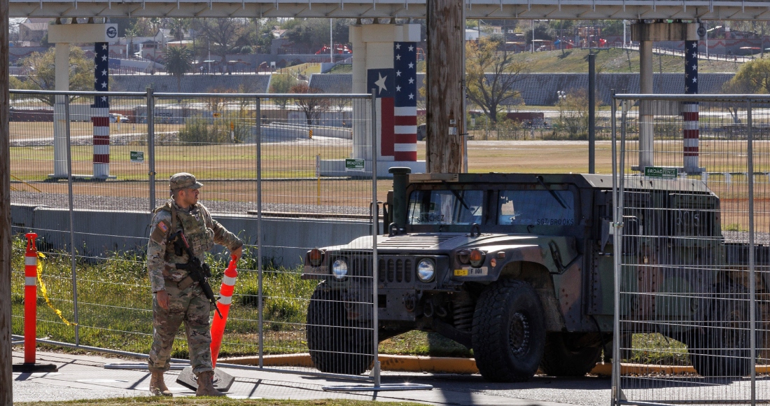 Agentes del Departamento de Seguridad Pública de Texas resguardan el ingreso al Parque Shelby, el jueves 11 de enero de 2024, en Eagle Pass, Texas.