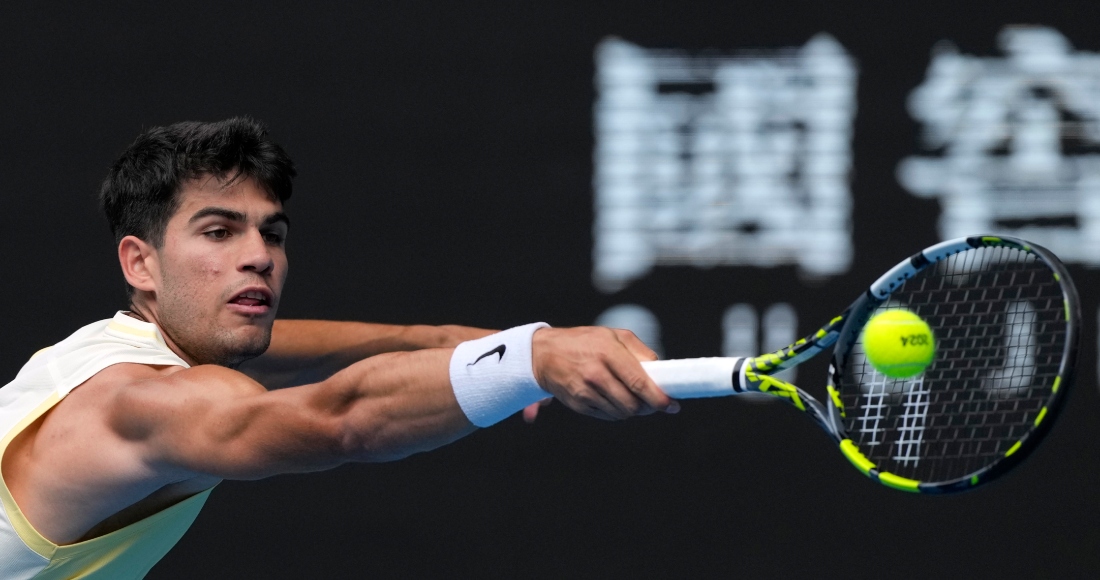 El español Carlos Alcaraz hace una devolución de revés al chino Shang Juncheng, en la tercera ronda del Abierto de Australia, el sábado 20 de enero de 2024. Foto: Andy Wong, AP