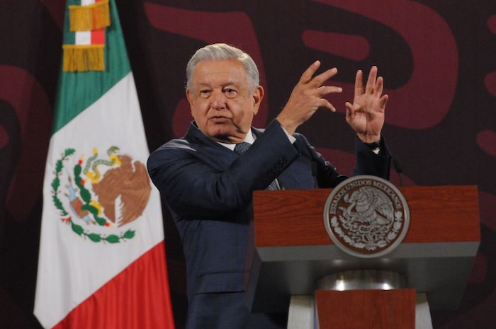 El Presidente Andrés Manuel López Obrador dijo hoy que el Ejército Zapatista de Liberación Nacional (EZLN) debe reflexionar por qué ha perdido seguidores a 30 años de su levantamiento.