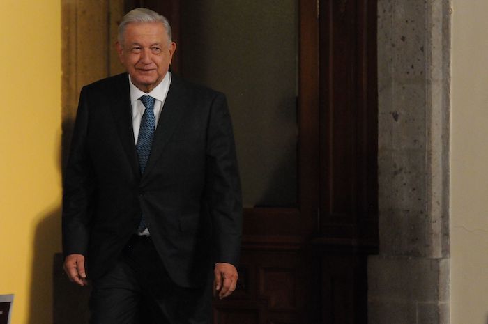 Andrés Manuel López Obrador, Presidente de México, llega al Salón Tesorería de Palacio Nacional para encabezar la conferencia "mañanera" de este miércoles.