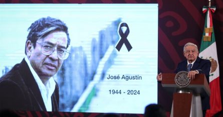 El Presidente Andrés Manuel López Obrador lamentó la mañana de este miércoles la muerte del escritor mexicano José Agustín, quien logró mezclar en su obra "la parte cultural con la política", por lo que recomendó sus libros a las y los jóvenes.