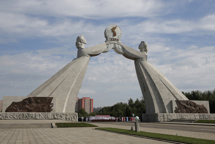 Esta imagen de archivo muestra el llamado Arco de la Reunificación, que simboliza la esperanza por una eventual reunificación de las dos Coreas, en Pyongyang, Corea del Norte, el 11 de septiembre de 2018.