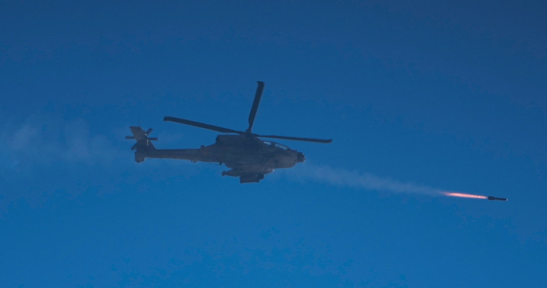 Un helicóptero Apache israelí dispara un misil en dirección a la Franja de Gaza, visto desde el sur de Israel, el jueves 4 de enero de 2024.