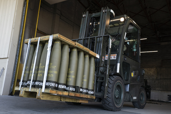 Aviadores usan un montacargas para mover obuses de 155 mm destinados a Ucrania, 29 de abril de 2022 en la Base Aérea Dover, Delaware, EU.