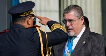 El general del ejército Henry Sáenz saluda al nuevo Presidente Bernardo Arévalo en reconocimiento como nuevo comandante de las Fuerzas Armadas en un acto oficial en la plaza de la Constitución en Ciudad de Guatemala, el lunes 15 de enero de 2024, la mañana posterior a su investidura.