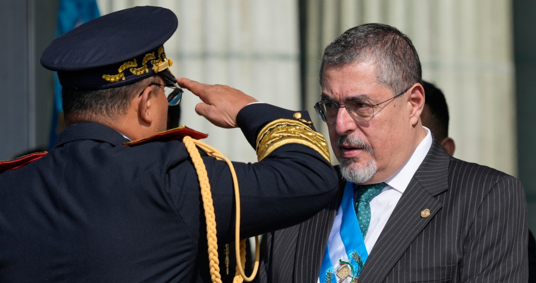 El general del ejército Henry Sáenz saluda al nuevo Presidente Bernardo Arévalo en reconocimiento como nuevo comandante de las Fuerzas Armadas en un acto oficial en la plaza de la Constitución en Ciudad de Guatemala, el lunes 15 de enero de 2024, la mañana posterior a su investidura.