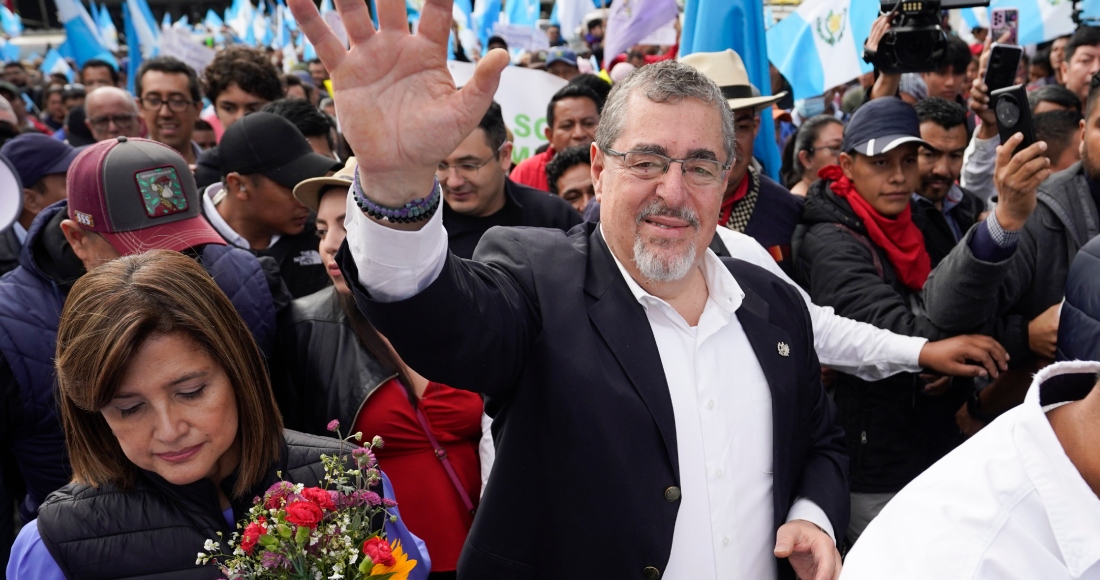 El Presidente electo Bernardo Arévalo saluda a la cabeza de una marcha contra la interferencias gubernamentales en las elecciones que ganó en agosto, en Ciudad de Guatemala, el 7 de diciembre de 2023.