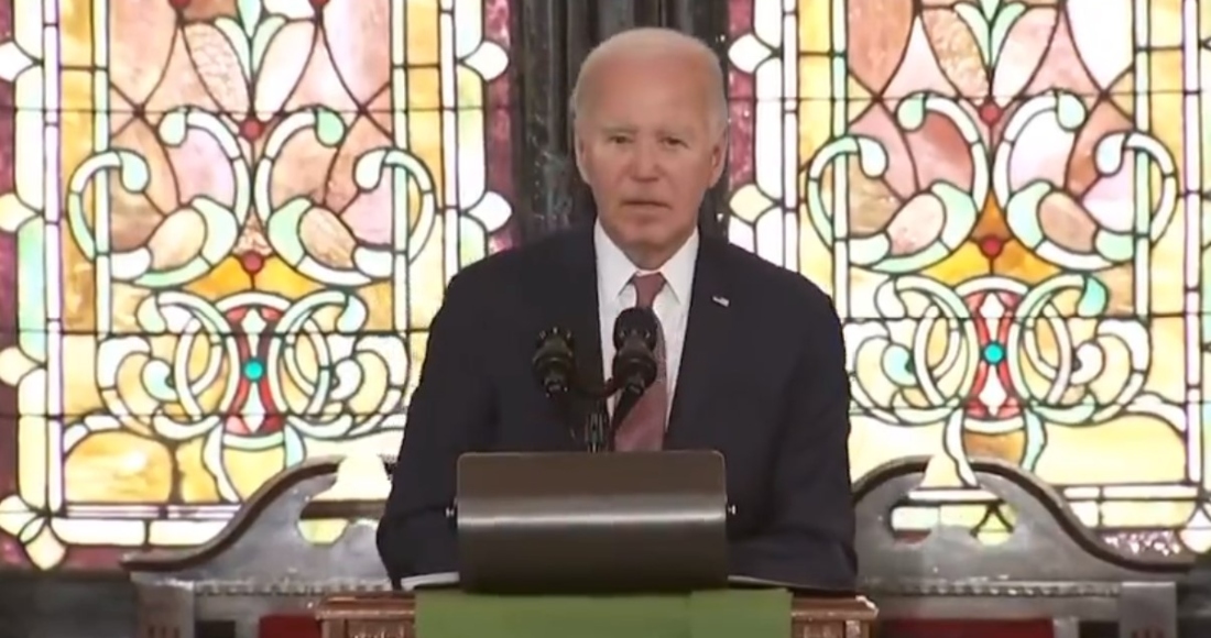 Varios activistas interrumpieron este lunes un discurso del Presidente de Estados Unidos, Joe Biden, al grito de "alto al fuego" en la Franja de Gaza, durante un acto celebrado en una iglesia para conmemorar la matanza de Charleston, en Carolina del Sur. Foto: Captura de pantalla de video en X @KYLEsW0RLD