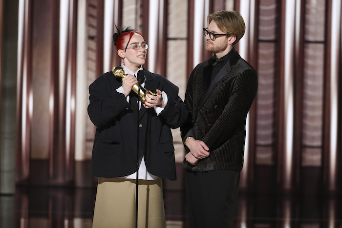 En esta imagen proporcionada por CBS, Billie Eilish O'Connell, izquierda, y Finneas O'Connell reciben el premio a Mejor Canción original por "What Was I Made For?" en la 81a edición de los Globos de Oro el domingo 7 de enero de 2024, en el Hotel Beverly Hilton en Beverly Hills, California.