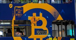 Una publicidad de la criptomoneda Bitcoin, el 12 de mayo de 2021, en un autobús en Hong Kong. Foto: Kin Cheung, AP