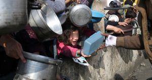 Palestinos hacen fila para conseguir comida durante la ofensiva aérea y terrestre en la Franja de Gaza, en Rafah, el martes 9 de enero de 2024.