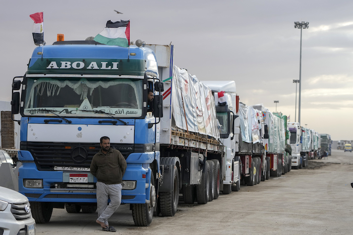 Camiones con ayuda humanitaria en fila en el paso fronterizo de Rafah, Egipto, de camino a Gaza, domingo 19 de noviembre de 2023.