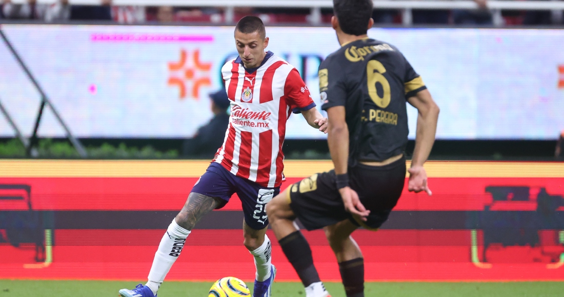 Las Chivas de Fernando Gago están diseñadas para atacar. La noche de ayer martes tuvieron ventaja tres veces. En las dos primeras, cedió el empate muy pronto. Pero la tercera resultó la definitiva para superar por 3-2 al Toluca. Primer triunfo en el Torneo Clausura 2024 para el Rebaño Sagrado, que ha dejado un grato sabor de boca a sus aficionados. Foto: X @Chivas