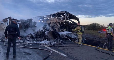 Al menos 19 personas fallecieron el martes en un choque entre un autobús de pasajeros y un tráiler que se registró en una carretera del estado de Sinaloa, al noreste de México, informaron autoridades estatales.