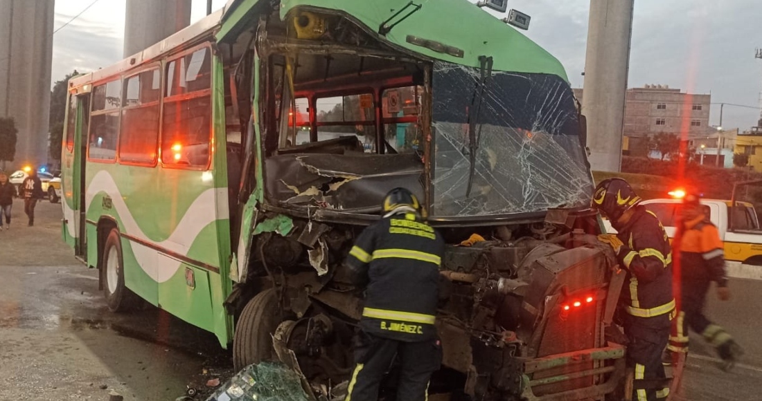 Un choque entre un camión de transporte público y una pipa de agua en el bajo puente del Distribuidor Vial La Concordia en la colonia Ermita Zaragoza de la Alcaldía Iztapalapa, dejó ocho personas lesionadas, informó el cuerpo de Bomberos de la Ciudad de México.