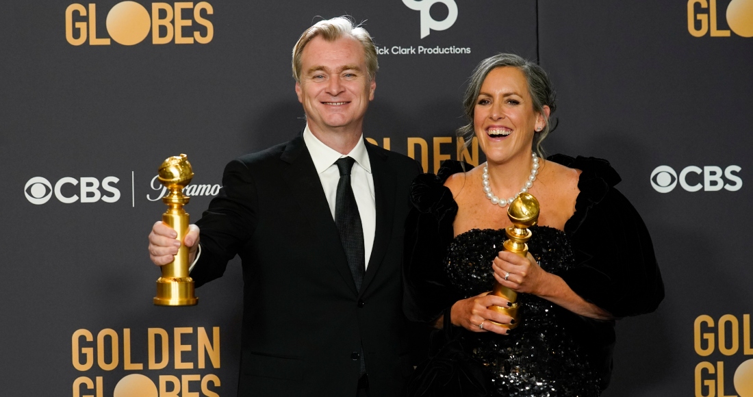 Christopher Nolan, izquierda, y Emma Thomas posan en la sala de prensa con el premio a Mejor Película Dramática por "Oppenheimer" en la 81a edición de los Globos de Oro el domingo 7 de enero de 2024, en el Hotel Beverly Hilton en Beverly Hills, California.