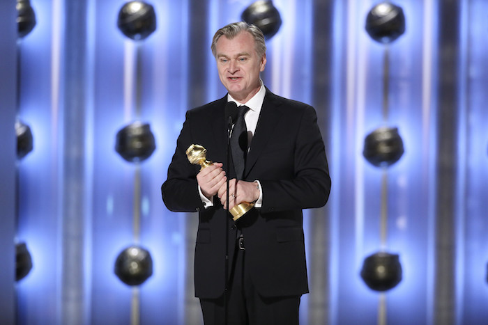 En esta imagen proporcionada por CBS, Christopher Nolan recibe el premio a Mejor Director por en la 81a edición de los Globos de Oro el domingo 7 de enero de 2024, en el Hotel Beverly Hilton en Beverly Hills, California.