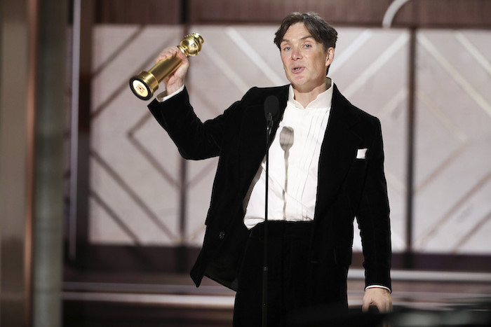 En esta imagen proporcionada por CBS, Cillian Murphy recibe el premio a Mejor Actor en una película de drama por "Oppenheimer" en la 81a edición de los Globos de Oro el domingo 7 de enero de 2024, en el Hotel Beverly Hilton en Beverly Hills, California.