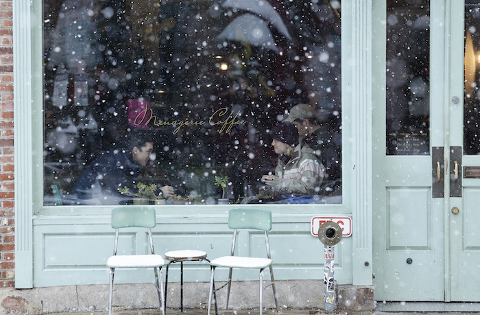 Clientes en el interior de una cafetería mientras nieva en el vecindario de Old City, en Filadelfia, el 19 de enero de 2024.