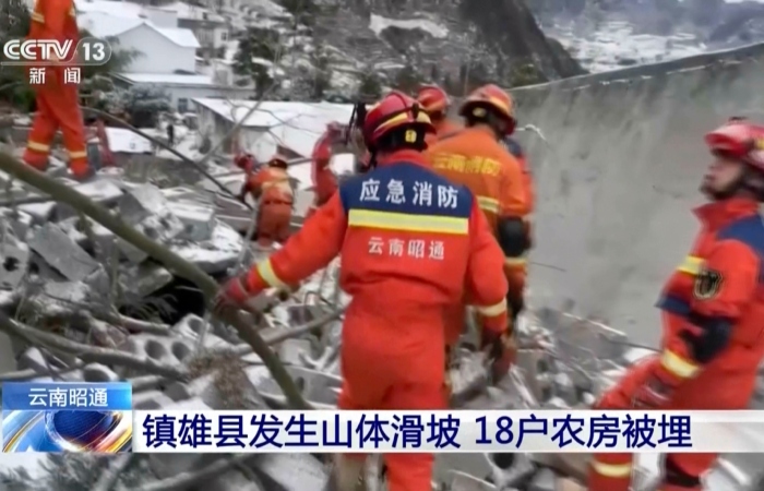 Rescatistas buscan entre los restos tras un alud de tierra en el poblado de Liangshui, en la provincia suroccidental china de Yunnan, el lunes 22 de enero de 2024. Foto: CCTV vía AP